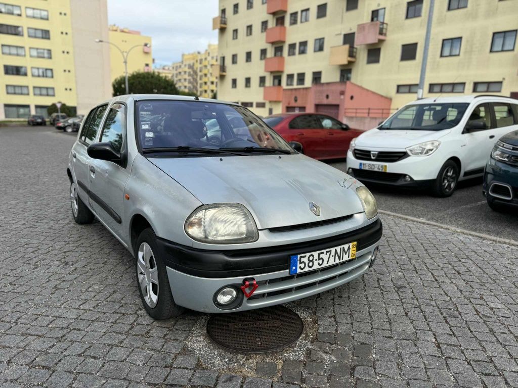 Renault clio 1.2 gasolina com 184.000 mil km em bom estado geral.