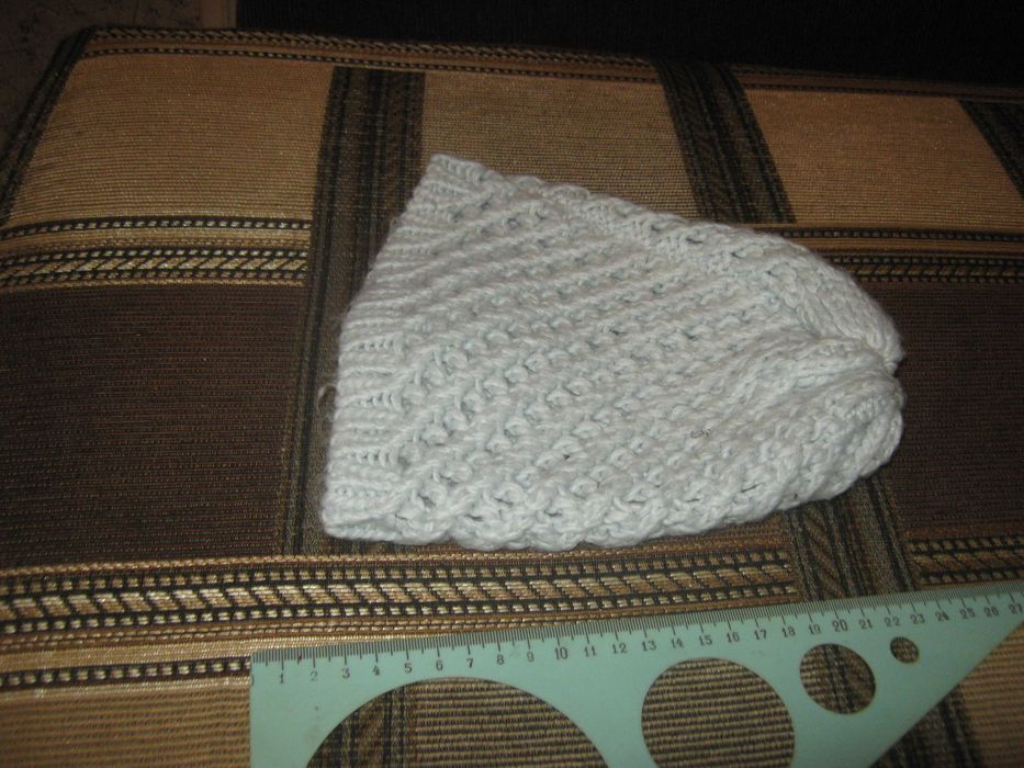 Вязаная женская шапка