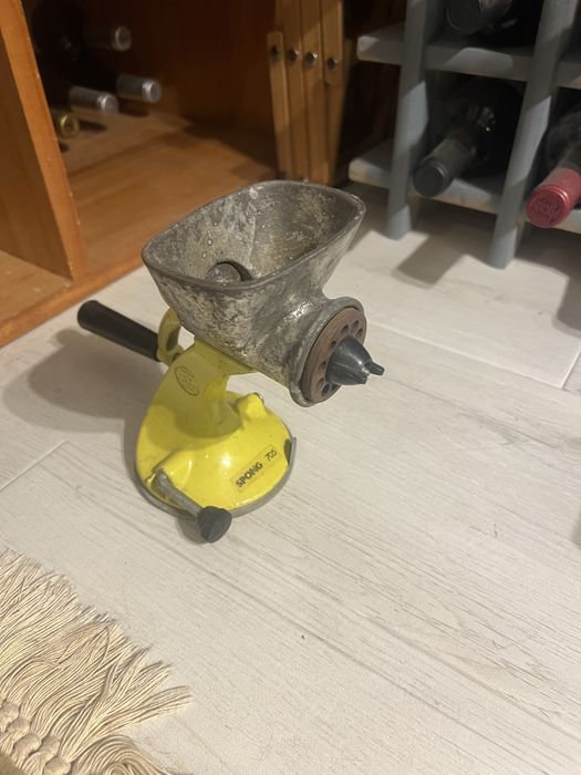 Picadora de carne antiga