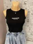 Czarna koszulka crop top Prettylittlething