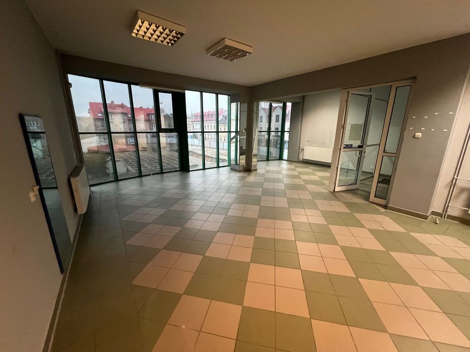Budynek usługowy w centrum BEZPOŚREDNIO