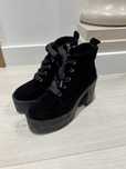 Botas pretas estilo camurça