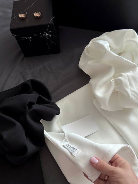 Розкішна біла сукня з квітковим декором – для особливих подій