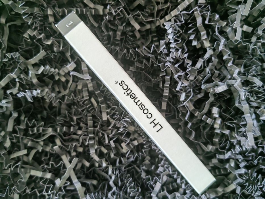 LH Cosmetics czarna kredka do oczu i brwi