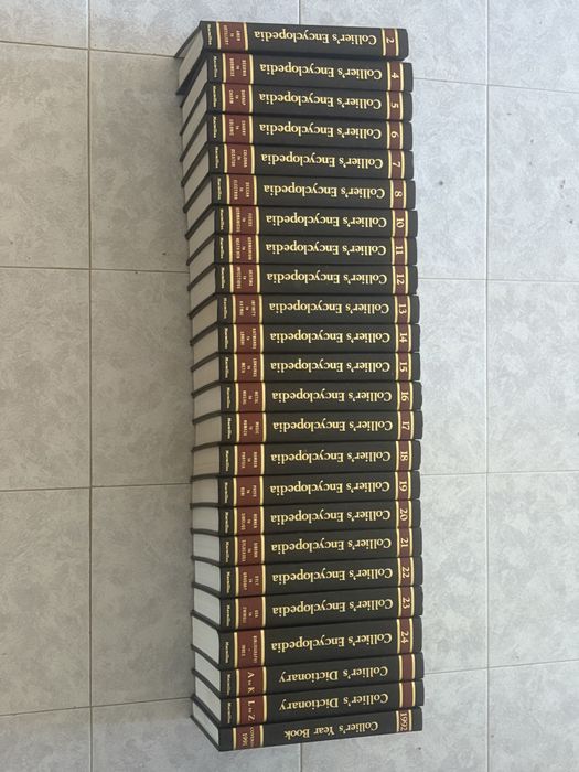 Coleção de 21 volumes de Collier’s Encyclopedia +Dicionario +Year book