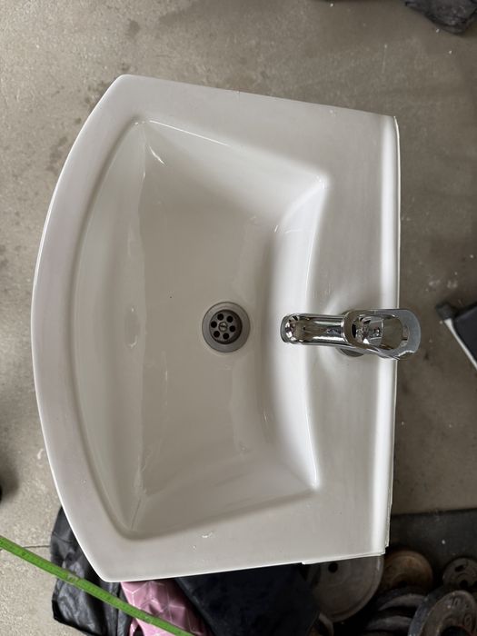 Szafka z umywalką i baterią
