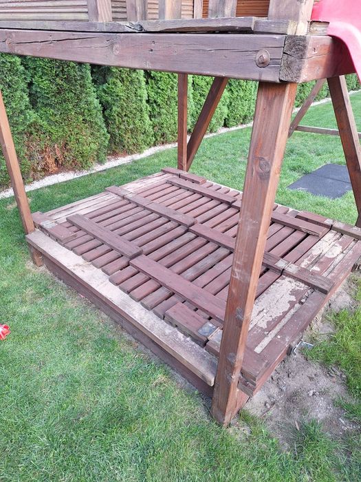 Drewniany domek dla dzieci, plac zabaw