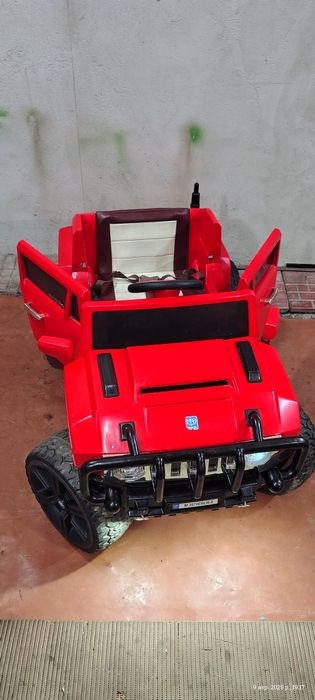 Дитячий електромобіль