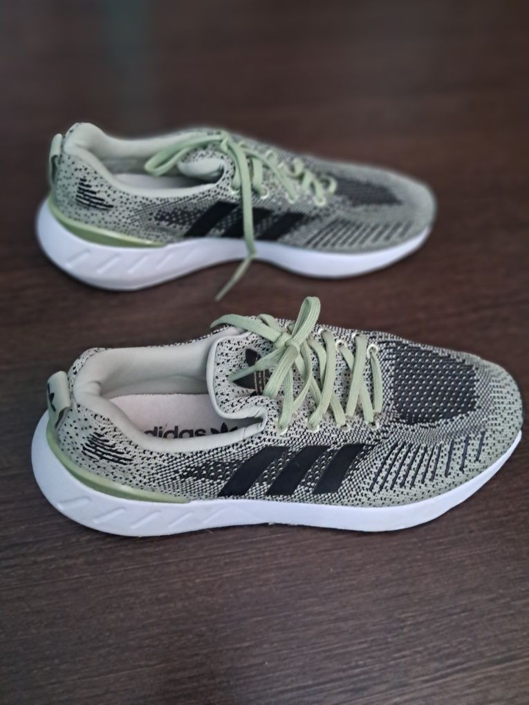 Кросівки adidas Originals Swift Run.  Р 41 1/3   25.5см