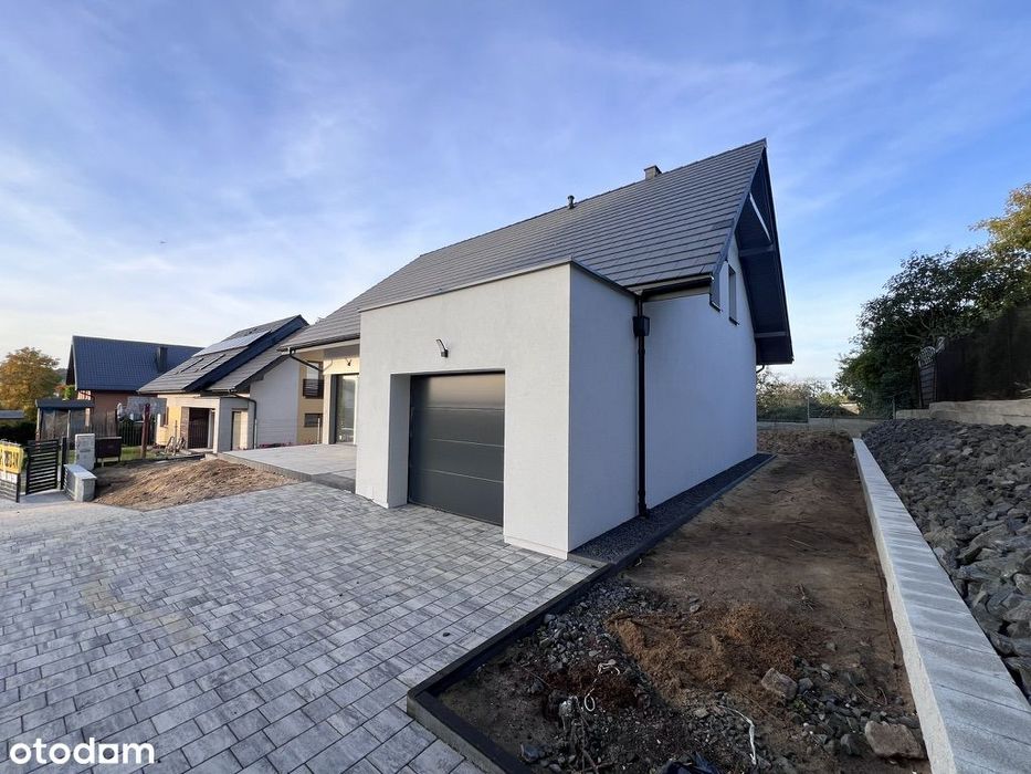Nowoczesny dom z garażem w centrum Luzina z dojazdem drogą asfaltową