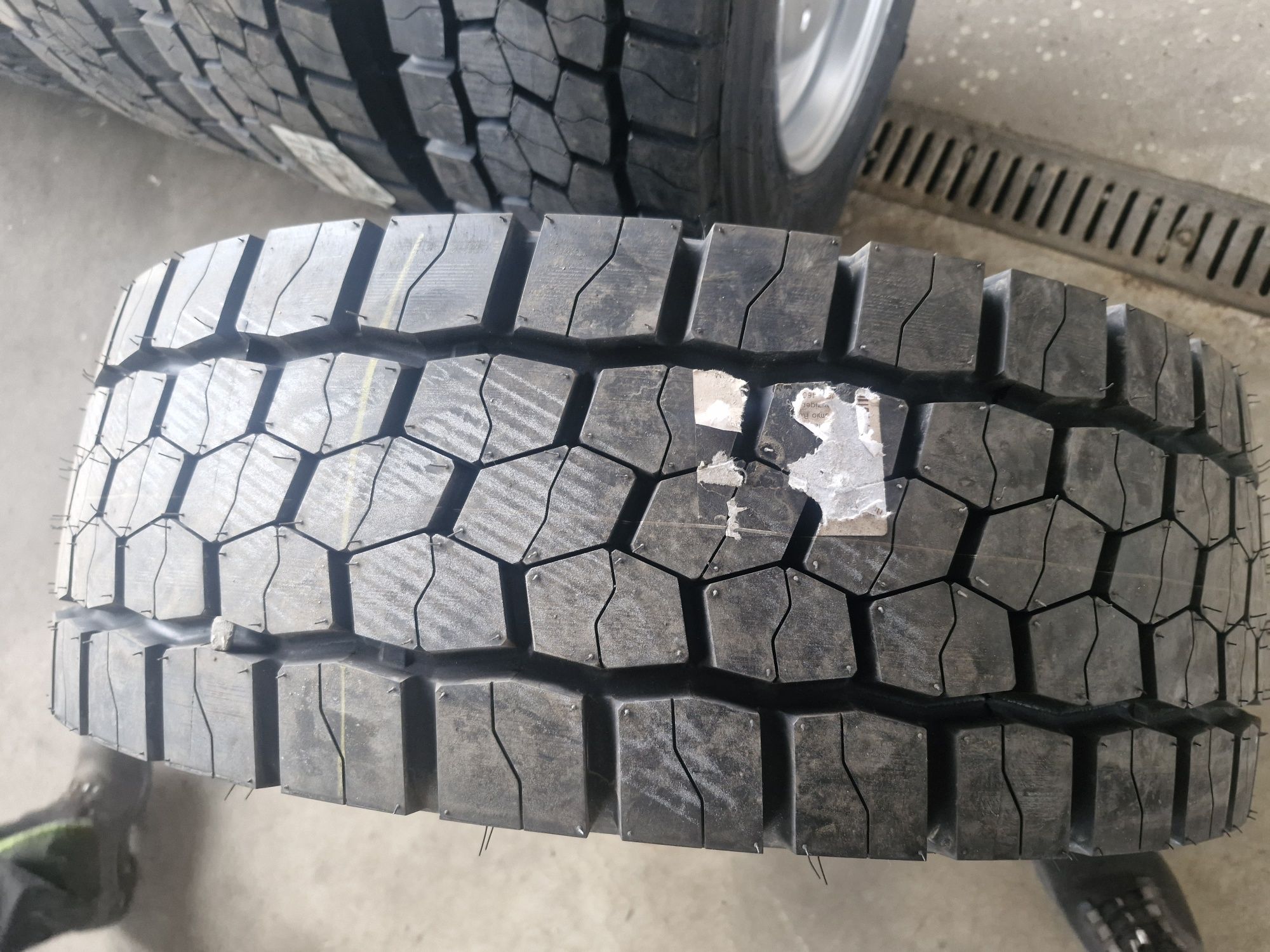 Komplet koła bezdętkowe 6 otworów 245/70r17.5 5szt  d35 d44 d45 d47