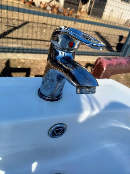 Umywalka z baterią i syfonem