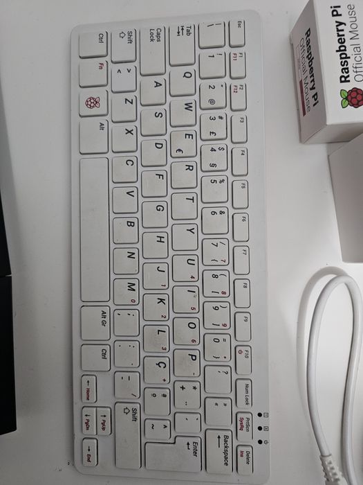 Raspberry PI400 + Fonte + Teclado + Guia