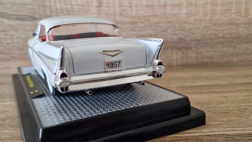 Miniatura Chevrolete Bell Air hardtop «1957» 1:18