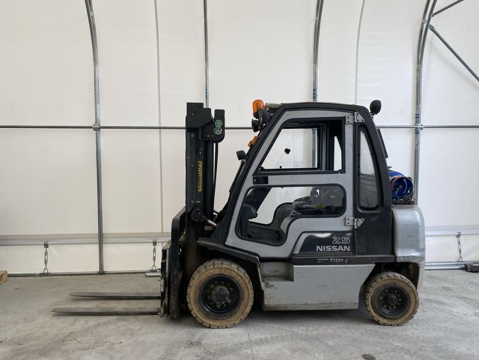 Wózek widłowy nissan 25 z obrotnica