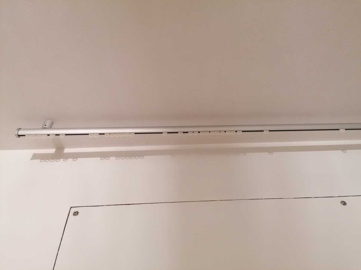 Varão de cortinado, em metal e com curva (para canto de divisão)