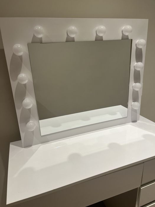 Toaletka kosmetyczna z szyfladami