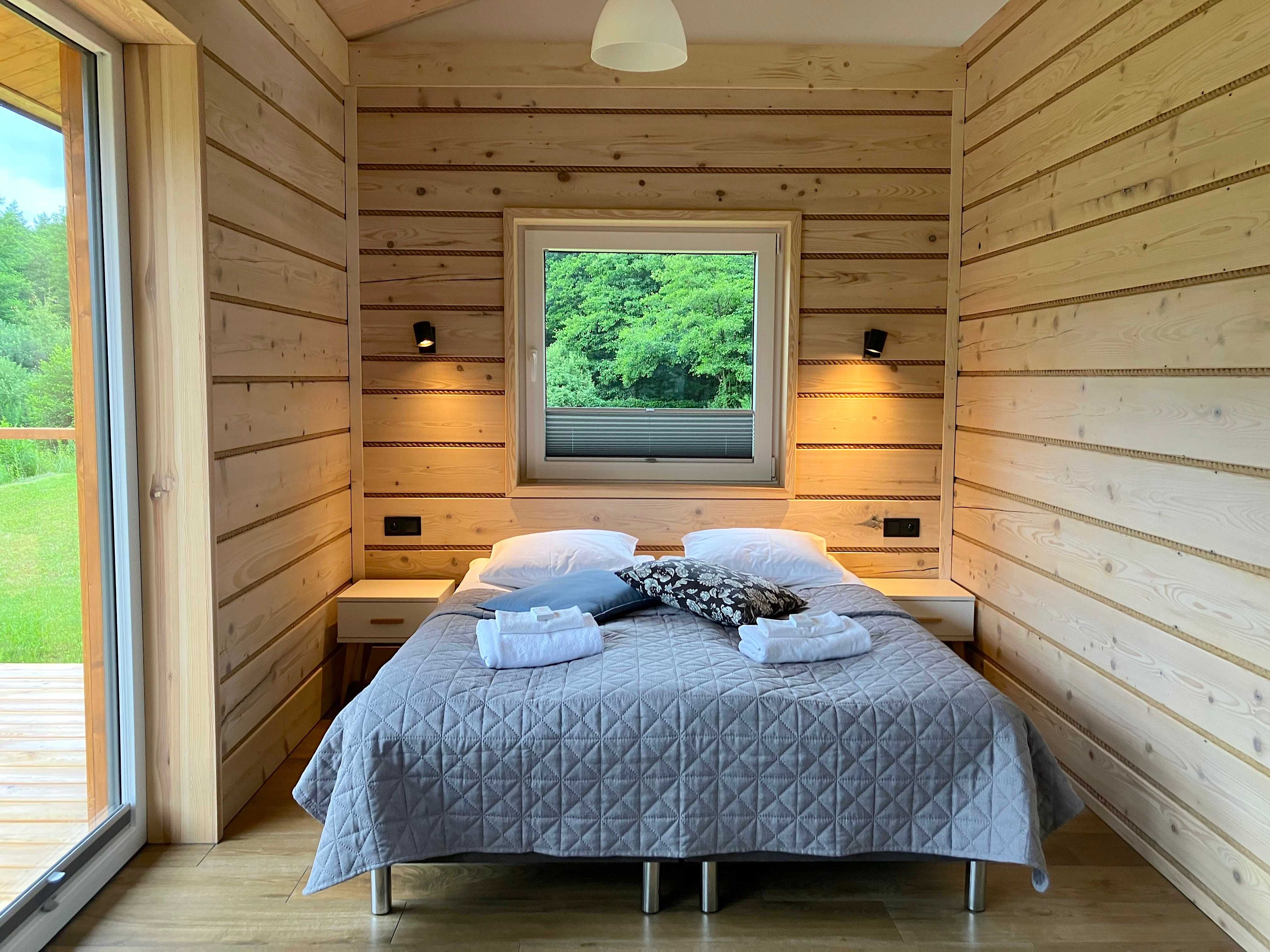 2 os Domek nad Stawem z balią jacuzzi jeden na terenie na odludziu las