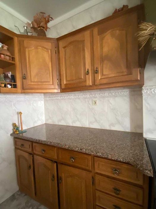 Armários cozinha madeira maciça de pinho. Bancada granito laminado
