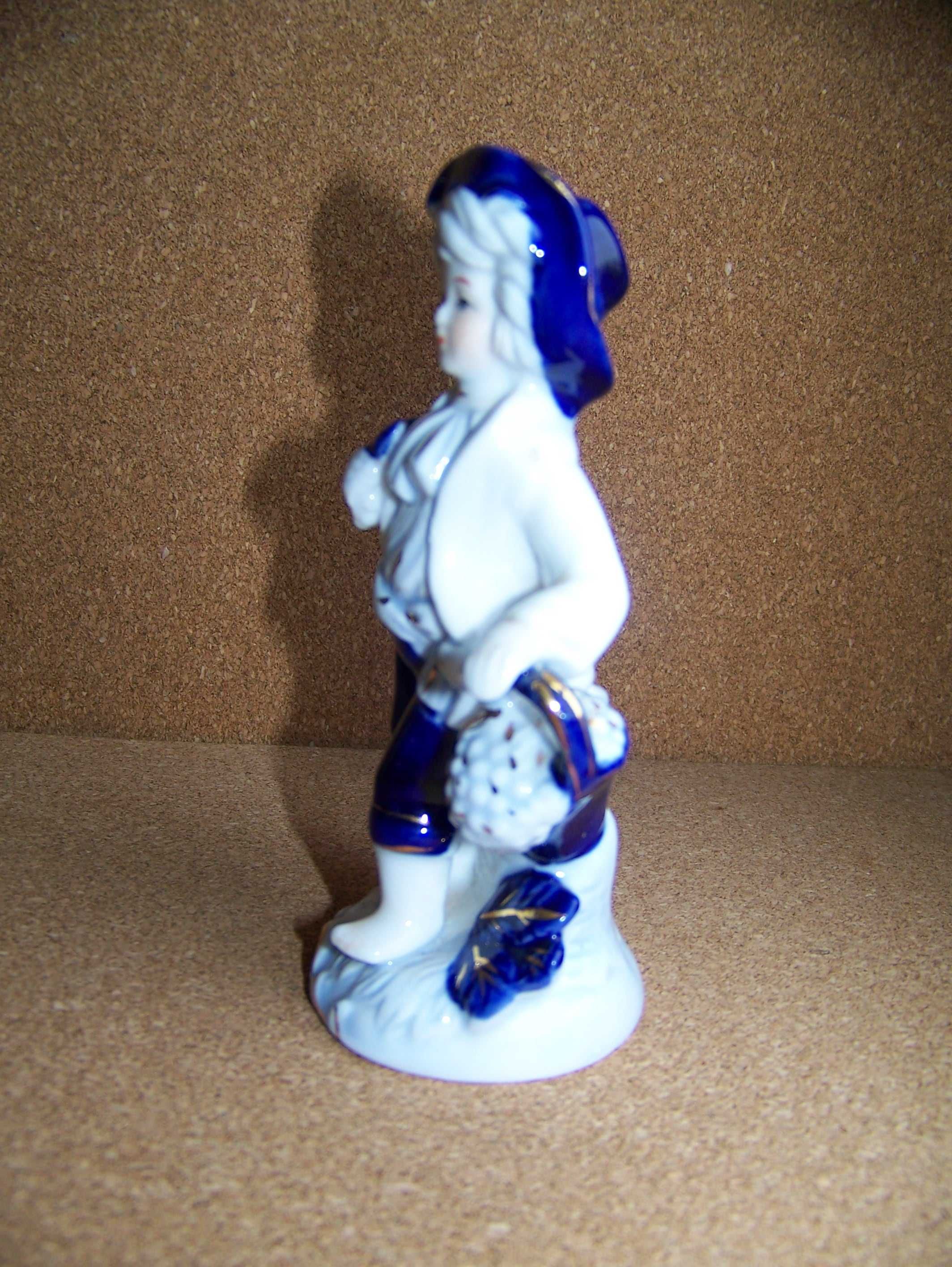 porcelanowa figurka młodzieńca