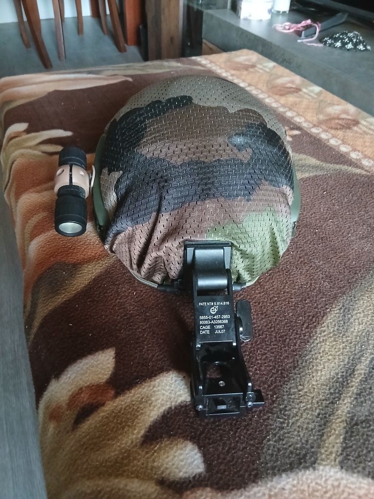 Capacete com lanterna  e adaptador visao noturna