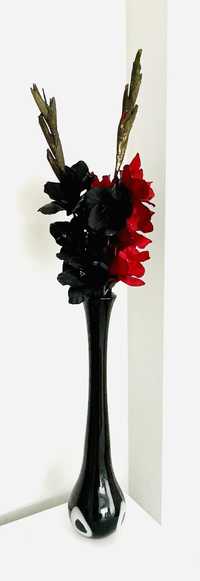 Jarra decorativa preta com flores pretas e vermelhas