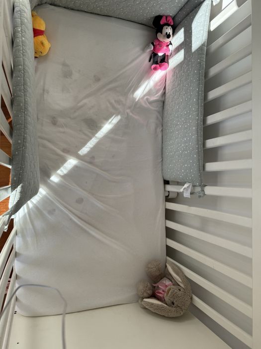 Berço com grades bebé