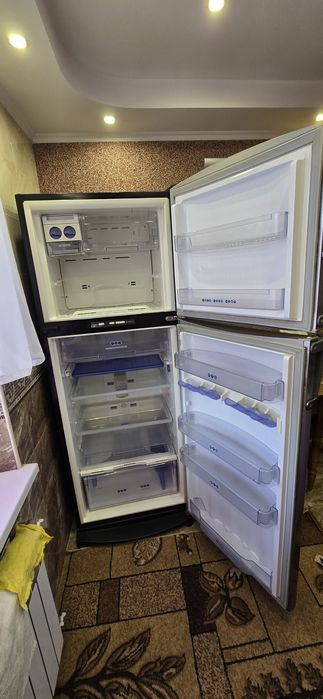 Продам холодильник Whirlpool ARC4170IX нержавейка