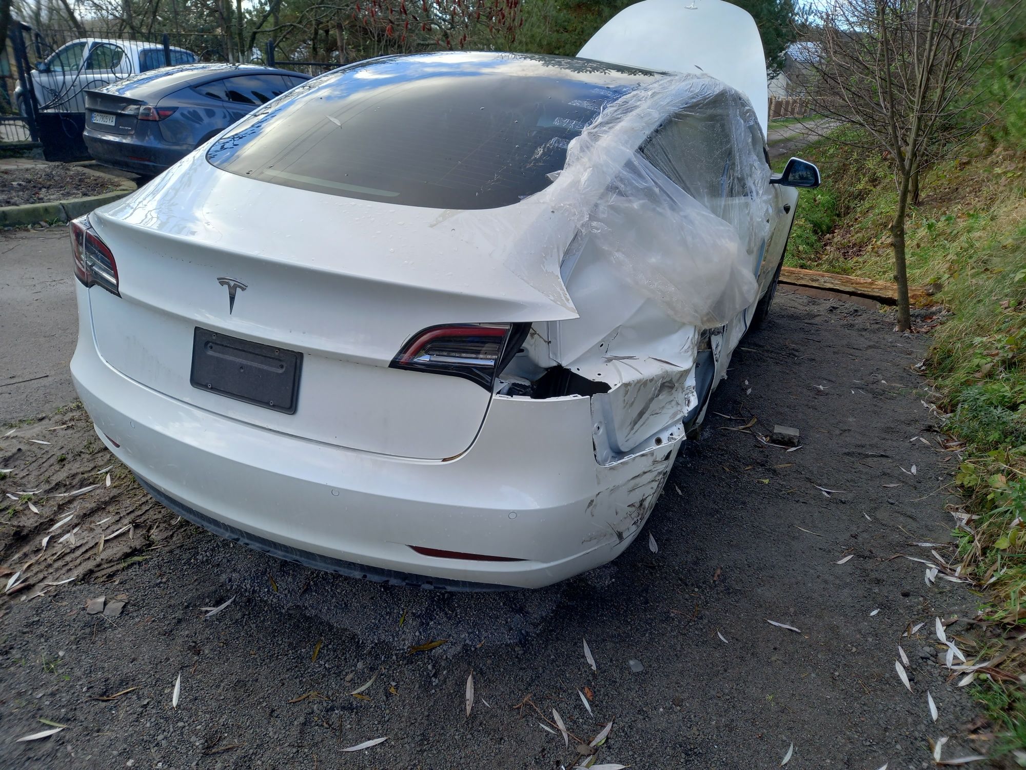 Бампер задній парктроніки радар проводка ліхтарі захист tesla model 3