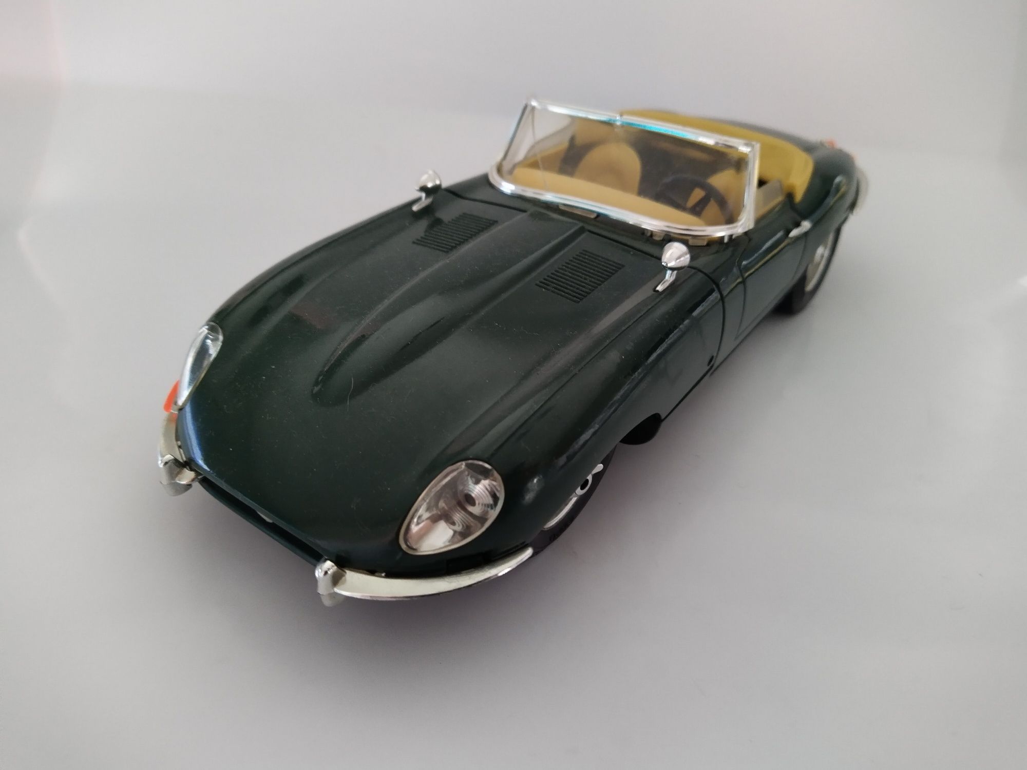 Jaguar E type cabrio bburago burago Skala 1:18