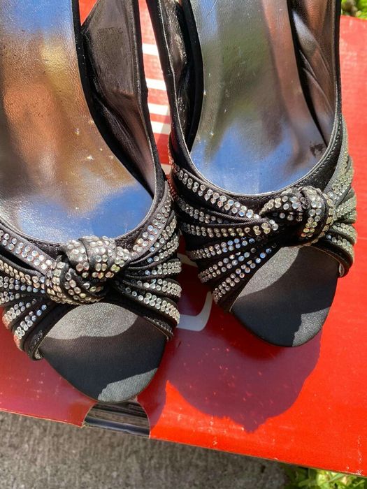 Sapatos de salto alto em cetim da marca Foreva