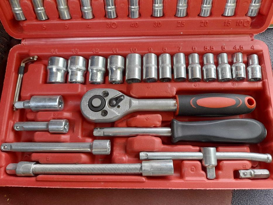 Набір головок ключів в кейсі з тріскачкою та викруткою з подовжувачами