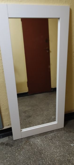 Lustro w białej ramie