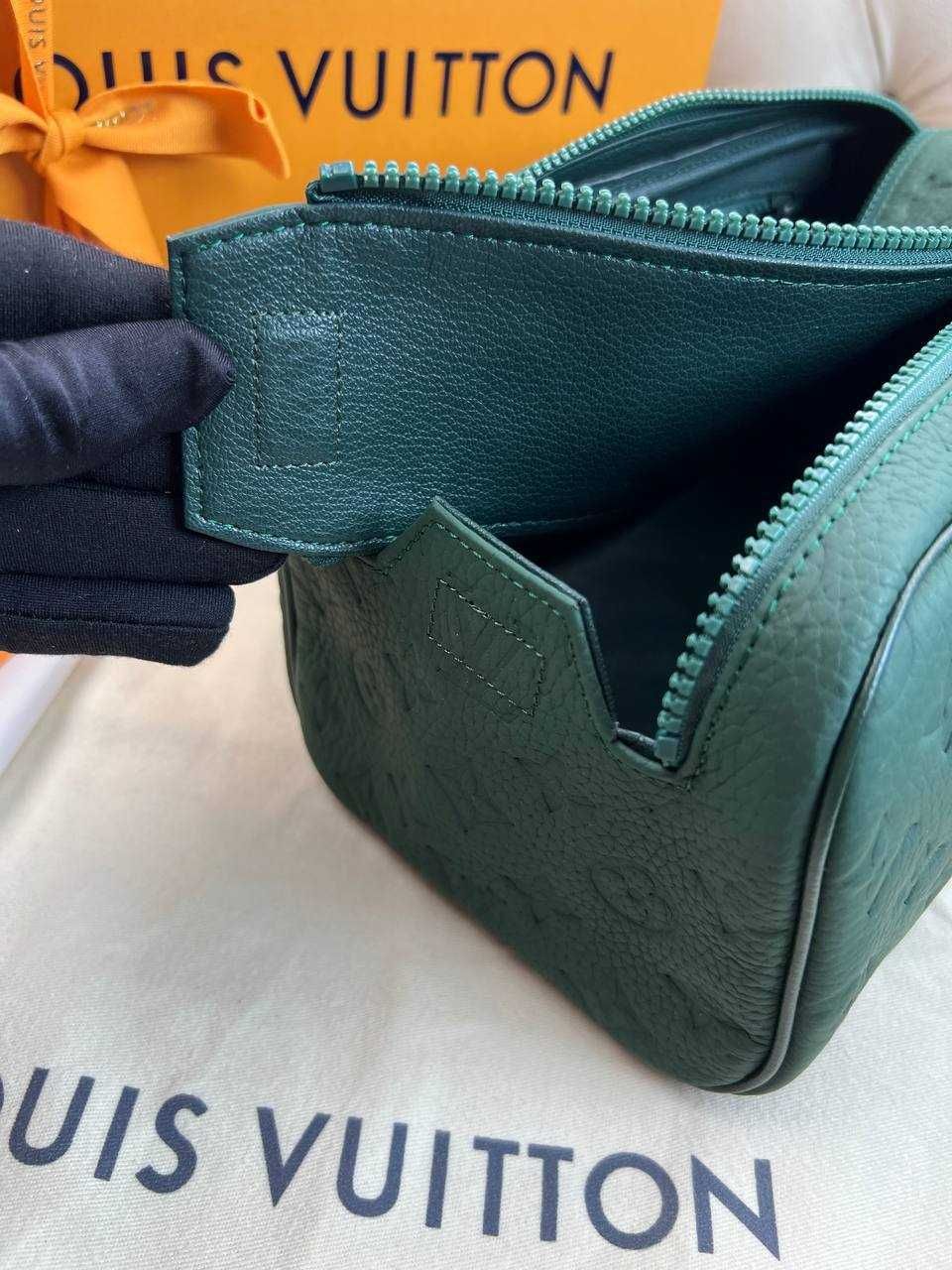 Зеленый несессер Louis Vuitton кожаная косметичка Луи Витон LV c870