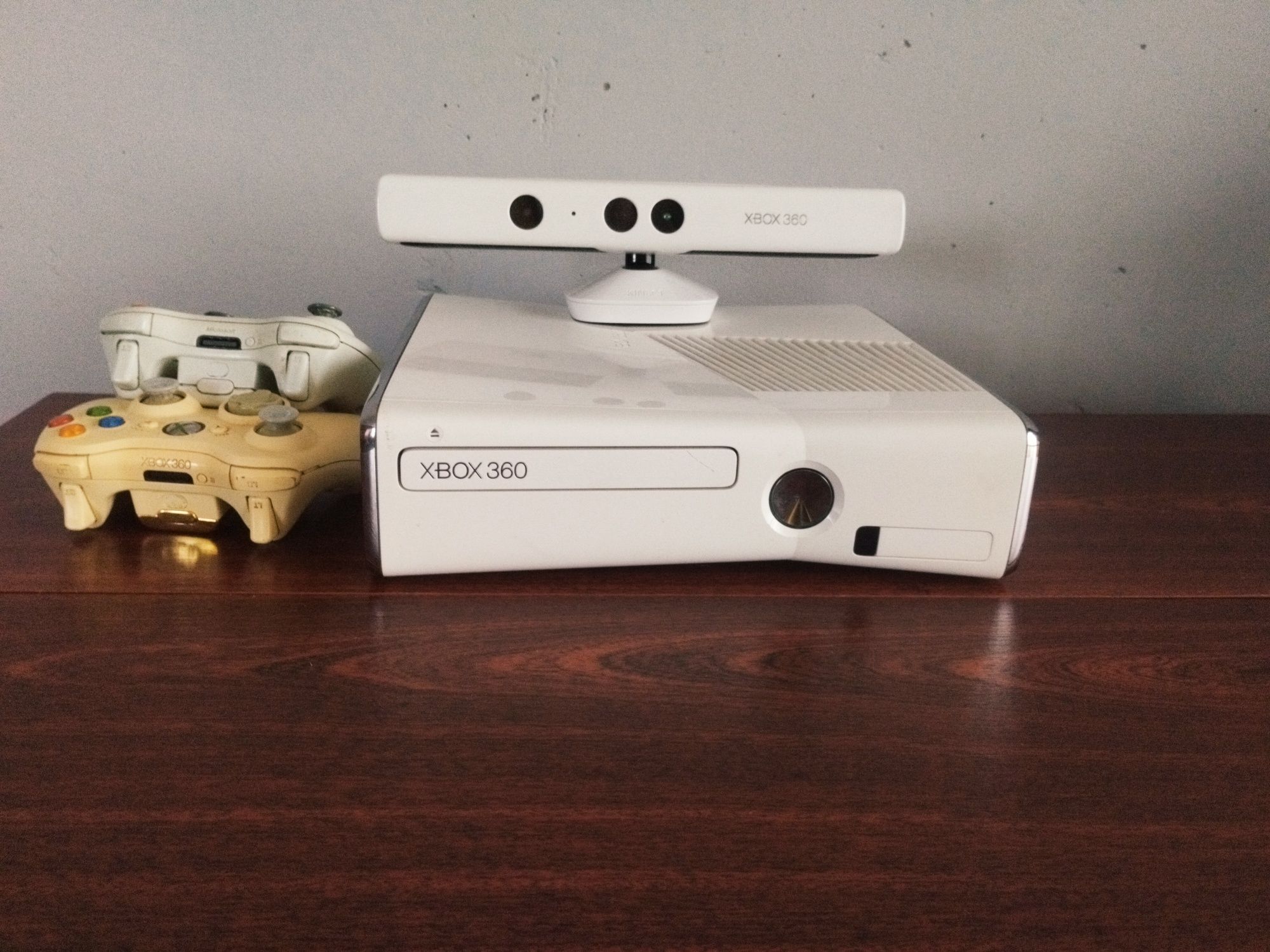 Продаю xbox 360S+kinect+2джойстикв диск на 290гб