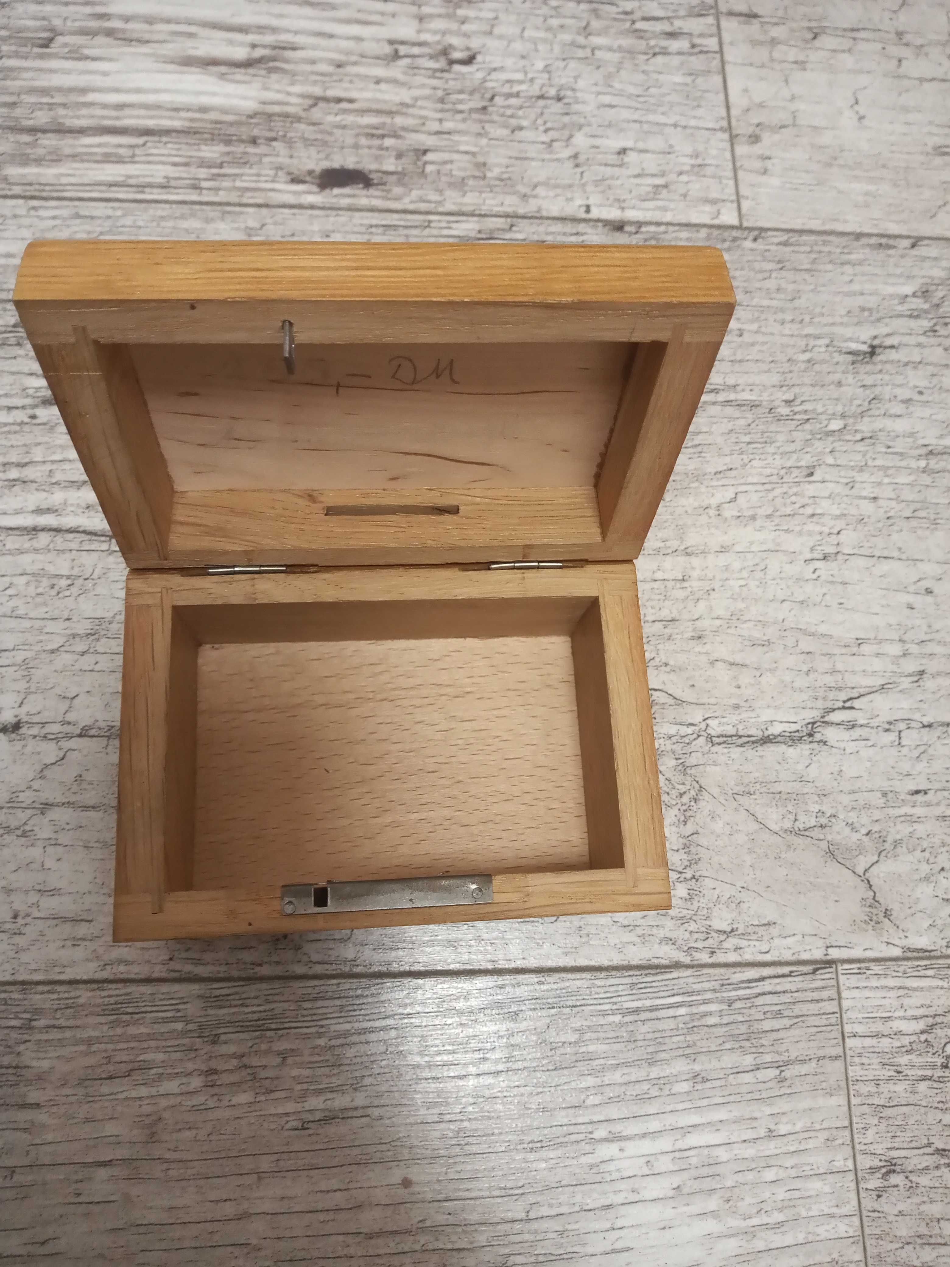 Drewniana kasetka-pudełko zdobione