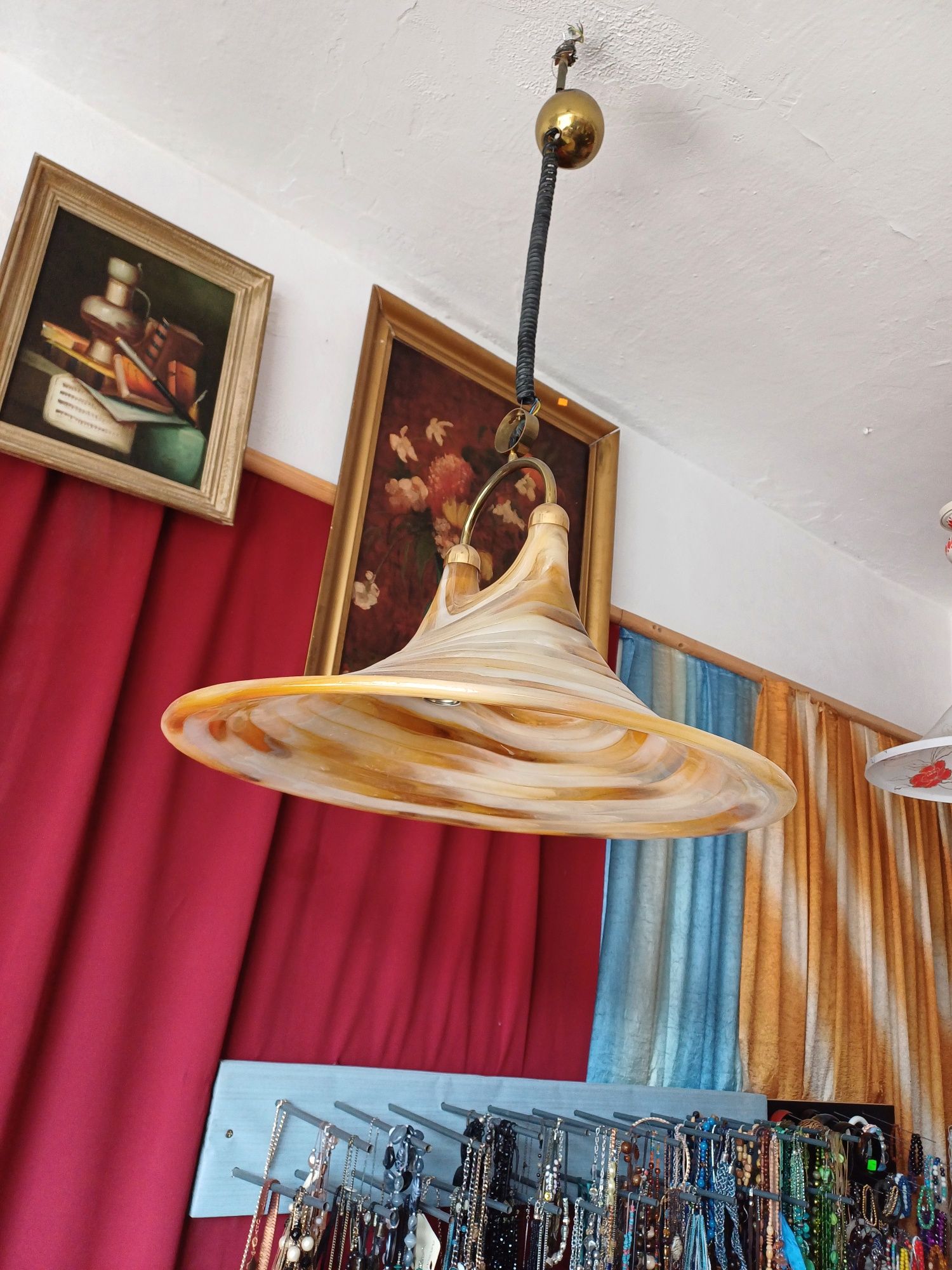 Lampy wiszące regulowane.