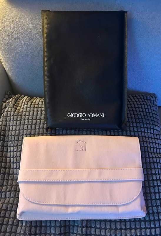 Piękna, pudrowo-różowa kopertówka kosmetyczka Armani