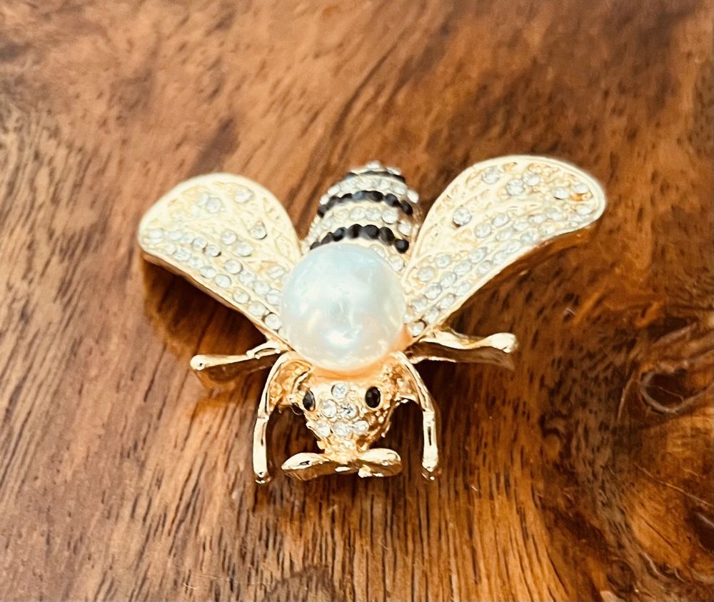 Broszka pszczółka z perłą