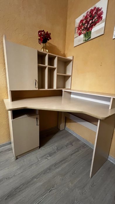 Угловой компьютерный стол