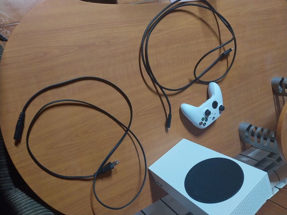 Xbox series s em bom estado com tudo da caixa, sem caixa e 1 jogo