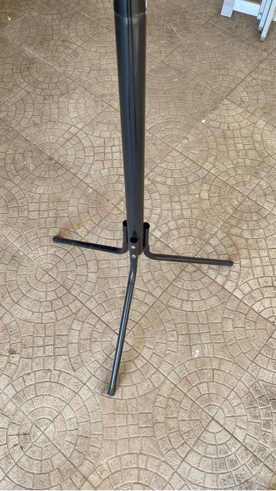 Cabide de pé preto em metal