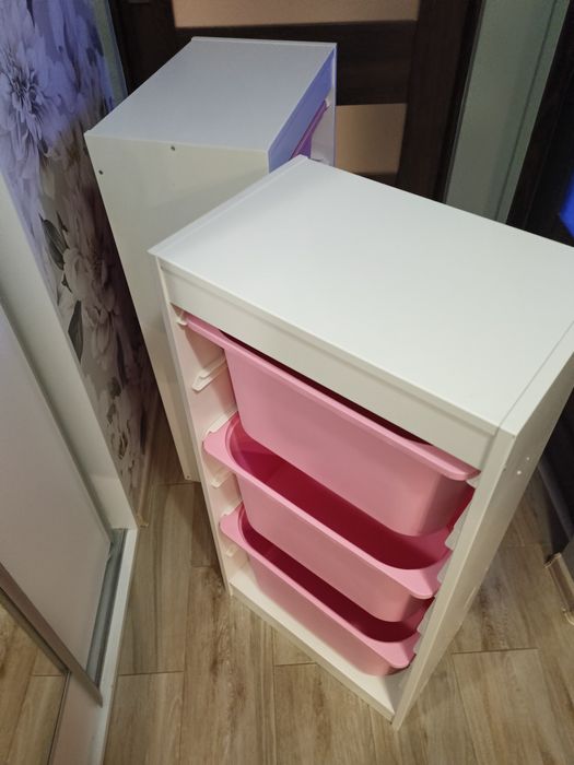 Regał trofast Ikea z pojemnikami na zabawki