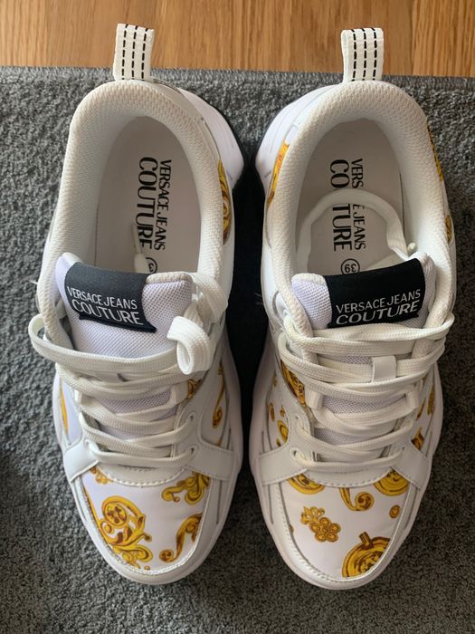 Sapatilhas marca Versace Jeans Couture, brancas e douradas, tamanho 39