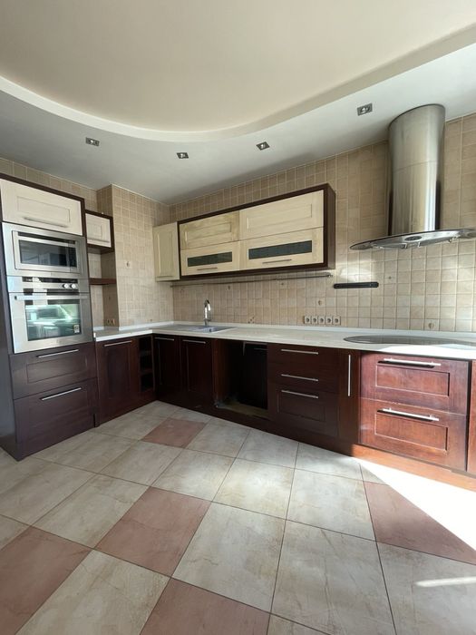 Продаж 4кімнатної квартири,метро Лівобережна,Шептицького 10