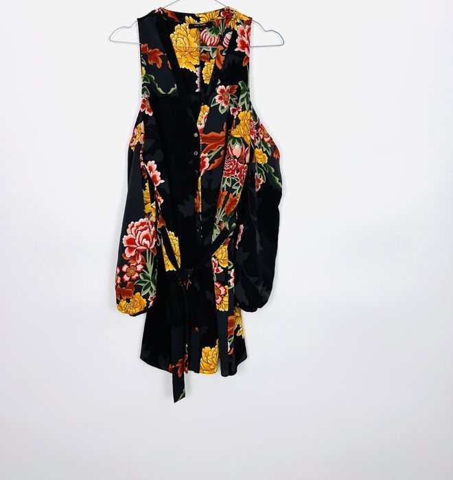 Kombinezon czarny w kwiaty z odkrytymi ramionami M 38 River Island