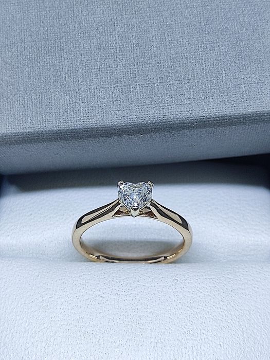 Золота каблучка на заручини