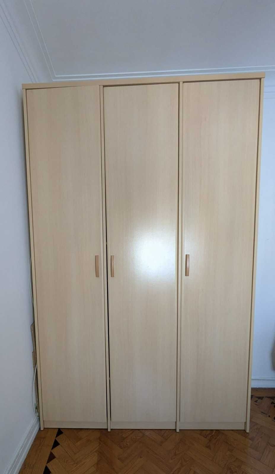 Roupeiro grande com 3 portas
