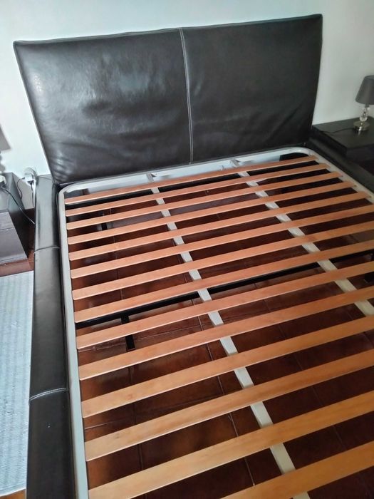 Vendo cama de casal em pele mais mesas de cabeceira