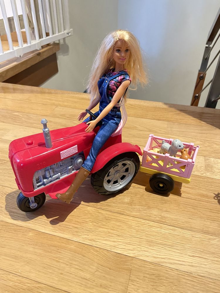Barbie na traktorze